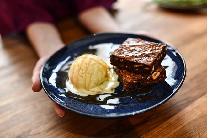 Marketten 20 liraya alnm bir keki veya pastay srf mende yannda "ev yapm" yazd iin dilimi 20 liraya yiyor da olabilirsiniz.