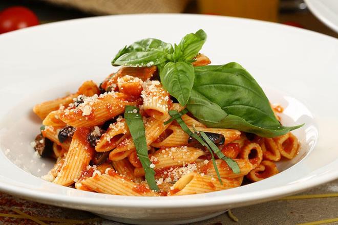 Domatesli makarna gibi sipariler iki eye iaret eder: Birincisi darda ok fazla yemek yemiyorsunuz, ikincisi de yeni eyler denemeye ak deilsiniz. Zaten bu gibi temel maddeler menye sizin gibiler iin eklenir. Hem basittir, hem ucuza mal olur, hem de sataca garantilidir.