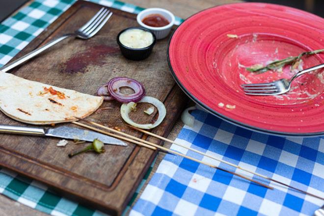 Yemeinizi yiyip bitirdikten sonra masada oturmaya devam etmeniz pek de ho karlanmaz. Bu sinemada film bitip klar yanmasna ramen koltuktan kalkmamak gibi bir eydir.