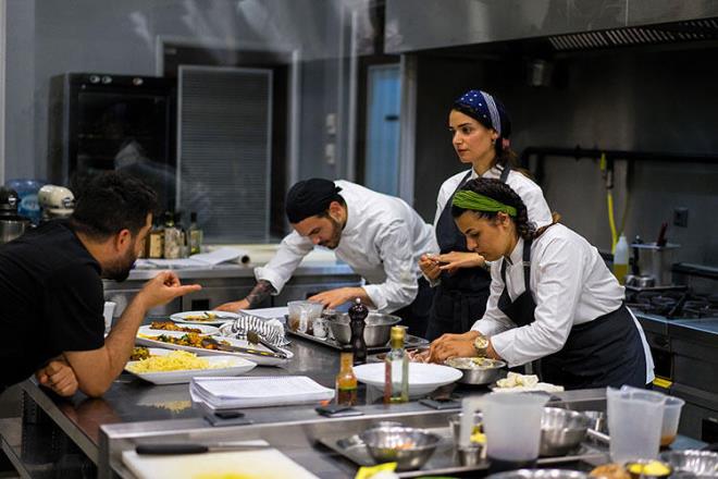 "ef Bilmemkim ieride mi? Ben onun askerlik arkadaym" dediinizde ou zaman efi ok yakndan tanmadnz dnlr. Zira o kadar yakn tandnz biriyse kendisinin cep telefonu numarasn bilmeniz daha olasdr.