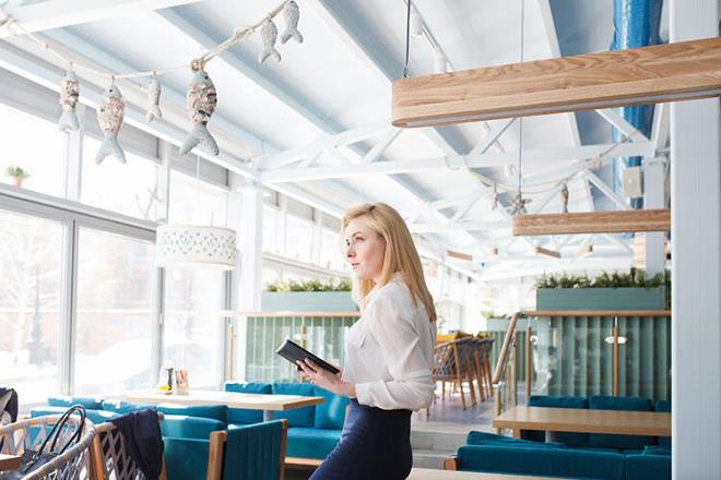 Bir sorun yaarsanz restorann yneticisine deil sahibine bavurun. Yneticilerin yetkisi genellikle snrldr. stelik ou zaman yneticiler sorun olduunda garsonlar sular.