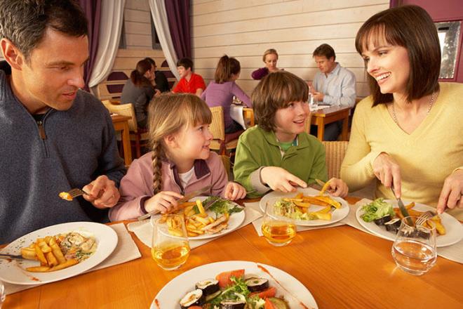 Servis ncesi alanlar rezervasyonlara ve yanlarndaki notlara bakarlar. "Daha nce 92 kez geldi" gibi bir not herkesi mutlu eder. "12 kiilik grup, 3 tanesi glutensiz besleniyor, 2 kk ocuk var bu nedenle mama sandalyesi lazm" gibi ekstra talepler ise mutsuzluk kaynadr.