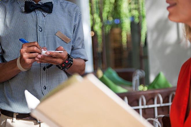 Garsonunuz adnn sylenmesinden memnun olur. Yakasnda isim etiketi varsa ya da masanza oturduunuzda, "Hogeldiniz, benim adm ABC, bu akam garsonunuz benim" diye kendini tanttysa ismini nemseyin.