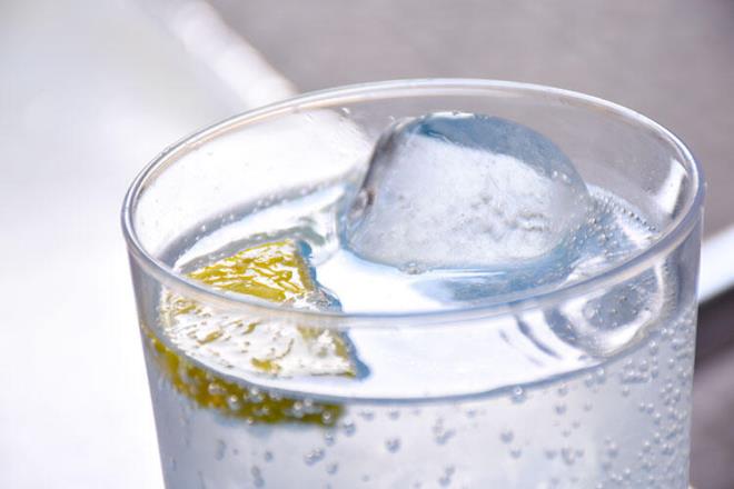 eceklerinize kesinlikle limon dilimi ekletmeyin. Bu limonlar herkes eller ama kimse ykamaz. Limonlar kasadan ktklar gibi doranr ve ieceklerin iine atlr.