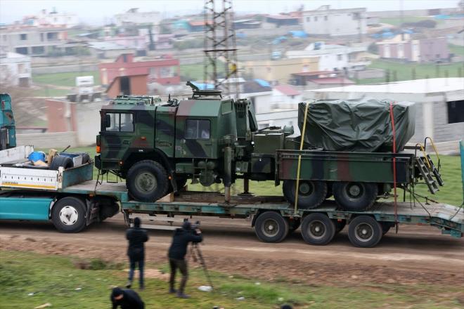 Bu arada, Trk Silahl Kuvvetlerince Suriye snrndaki birliklere ok namlulu roketatarlar sevk edildi.