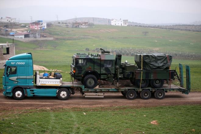 Trkiye'nin farkl birliklerinden gnderilen ve aralarnda ok namlulu roketatarlarn yer ald askeri konvoy, Hatay'n Reyhanl ilesine geldi.