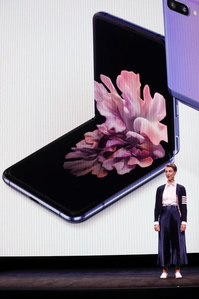 8 GB RAM, 256 GB dahili hafza ve 3.300 mAh batarya deerine sahip olan cihazn Trkiye fiyat 13.499 TL olarak akland.