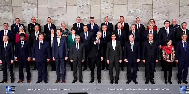 Milli Savunma Bakan Hulusi Akar, NATO Savunma Bakanlar Toplants kapsamnda gerekletirilen "Harekat ve Misyonlar" konulu ilk oturuma katld, ekilen "aile fotoraf"nda yer ald.