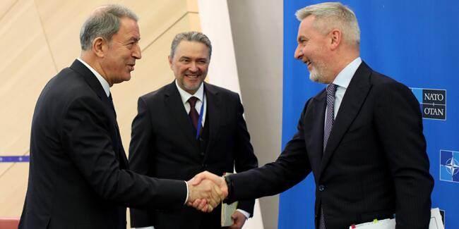 NATO Savunma Bakanlar Toplants iin Brksel&#8217;de bulunan Bakan Akar, talya Savunma Bakan Lorenzo Guerini ve Polonya Savunma Bakan Mariusz Blaszczak ile birer grme yapt.