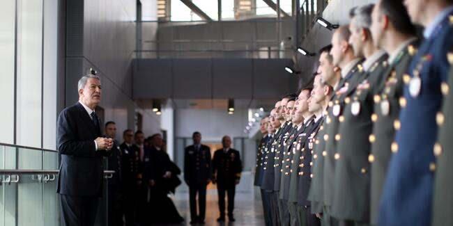 Bakan Akar, Trkiye'nin NATO Daimi Temsilcilii ile Trk Askeri Temsil Heyeti (TMR) Bakanln ziyaret ederek NATO Karargh&#8217;nda grevli personelle bir araya geldi.