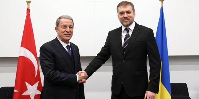 Mill Savunma Bakan Hulusi Akar, NATO Savunma Bakanlar Toplants iin gittii NATO Karargh&#8217;nda Ukrayna Savunma Bakan Andriy Zagorodnyuk ile grme gerekletirdi.