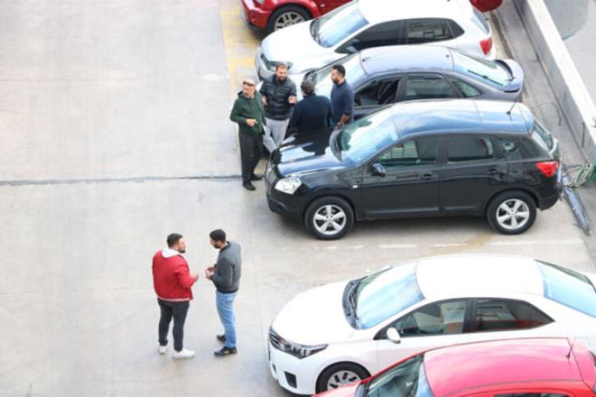 2. el otomobilde bayram havas yaandn syleyen zmirli 15 yllk galerici esnaf Fahri Karlk, &#8220;u anda ilerimizin zirve olduu bir dnem. 2. elde ok gzel bir hareketlilik var. 2. elin bayram diyebiliriz. Aralarmz alyoruz ve hemen 10 gn ierisinde satlyor. 2. elde temiz ara bulmak zor. Biz arac bulduumuz zaman ekspertiz yaptryoruz. Aracmzn tm bilgilerini detayl bir ekilde incelettikten sonra mterilerimizi bekliyoruz&#8221; dedi.