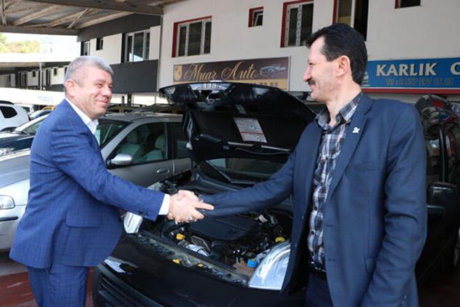 Otomobilde &#8216;al-sat&#8217; dnemini bitiren alma<br>    te yandan galerici esnaflarnn uzun yllardr sona ermesi iin urat &#8220;al-sat&#8221; ad verilen uygulama da sona erecek. kinci el otomobil ticaretiyle uraan kiiler iin yetki belgesi alma sresinde deiiklie gidildi. Ticaret Bakanl tarafndan Resmi Gazete&#8217;de yaymlanan ynetmelik deiikliine gre, yetki belgesi alma ya da faaliyet alann uygun hale getirme artlar 31/08/2020 tarihine kadar uzatld. Ynetmelie gre piyasada &#8220;al-sat&#8221; olarak bilinen kiiler en fazla 3 ara alp satabilecek. Kotann dna kanlara ise ar para cezalar kesilmesi hedefleniyor.Yeni ynetmelik deiikliini deerlendiren Bakan Demir, &#8220;imdi bir yasa kt. Biz esnaflarmza yetki belgelerini verdik. Yeterlilik belgelerini de verdik. Austostan sonra kesinlikle yetki belgesi olmayan noterden sat yapamayacak. Bir de 3 araba art var. 19 ay nce Ankara&#8217;da grmeler yapmtk. Bunu bizzat gndeme getirmitim. Onunla ilgili de 3 araba alp sattktan sonra devam edenlere 50 bin lira ceza verilecek. Zaten 3 araba da yok teyzesinin zerine ald, amcasnn zerine ald, TC kimlik numaralarndan takibi yaplacak. Onlar da cezalandrlacaktr. En azndan vergisini karmayacak.