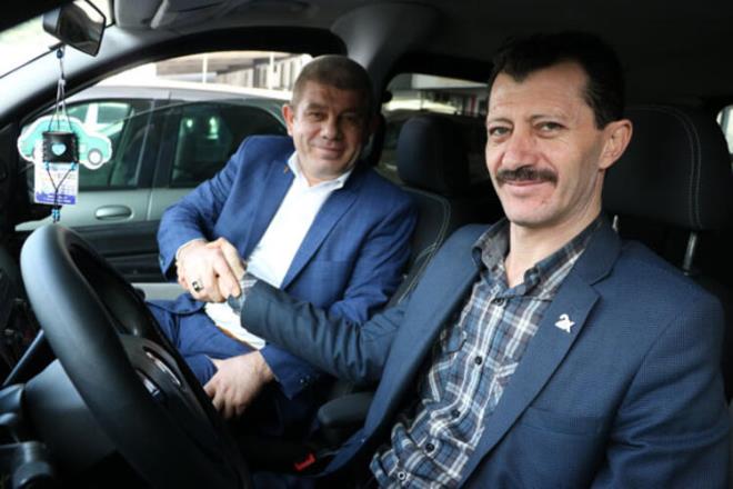 &#8220;Galerici esnaf bizler iin gven kayna&#8221;<br>    Otomobil almak iin galeride bulunan mterilerden Mehmet Karagz, sfr kilometre aralarn fiyatlarndaki ykseliten dolay 2. el tercih ettiini belirterek, &#8220;Sfr aralarn fiyatlar tabi ok yksek olduu iin beni 2. el araca yneltti. Benim iin daha cazip olduunu dnyorum. Daha gvenilir. Piyasada ayakl galericiler var. Onlardan almaktansa hazr mekan olan, galerisi olan bir arkadamzdan araba almak daha gvenilir. Bir problem yaandnda arkadamzla konuabiliyoruz. Yeterince de yardmc oluyorlar. Bu da bizler iin gven kayna&#8221; dedi.