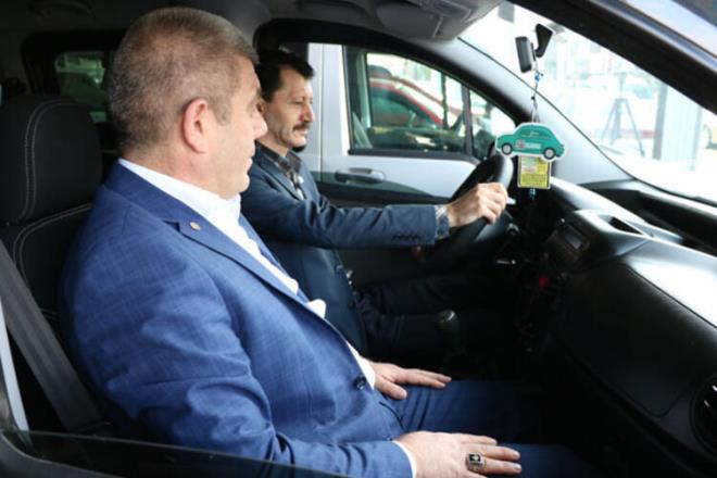 &#8220;nsanlar internet zerinden zamlandrp da satmaya kalkyorlar&#8221;    <br>nternet zerinden 2. el otomobillerin fiyatlarnn iirilerek satldn ve esnaflarn araba bulmakta glk ektiini vurgulayan zmir Otokent Bakan Fevzi Demir, &#8220;Aslnda satlarmz ok iyi bu aralar. 12. ay ile 1. ay aras sfrlara fazla bir zam yaplnca herkes 2. ele ynelmeye balad. Esnaflarmz da zor durumda. Her gn yeni bir zam geliyor. nsanlar internet zerinden zamlandrp da satmaya kalkyorlar. Esnafmz satt 110 bin liralk arabay kendisi karl satt halde 3-5 gn sonra almaya kalkt zaman ayn paraya da bulamyor. Bu da sfr kilometre aralarla ilgili oldu. Tahmin ediyorum byle srmeyecek ksa bir zaman ierisinde dzelecektir. Bugn bir sfr kilometre otomobil 170-180 bin lira olmu. Herkes o paralarda ara alamyor. Gelip de kendi btesine gre 2. el aryorlar. O yzden de maallah bu aralar ilerimiz gzel&#8221; dedi.2. elde ykselen fiyatlar nedeniyle esnaflarn ara bulmakta glk ektiine deinen Bakan Demir, &#8220;nsanlar ellerindeki mallar karmak istemiyor. Satmak isteyenler de ok yksek bir fiyatla satmaya kalkyor. Esnaflar da yksek fiyattan alnca, yksek paralara satmaya balyorlar. O da aslnda mantkl deil. Esnaflarmz da zor durumda. Satt arabann yerine araba koyamyor. Ama tahmin ediyorum byle gitmeyecek. Bu sfr aralarda bir indirim yaparlarsa dzelecektir&#8221; ifadelerini kulland.