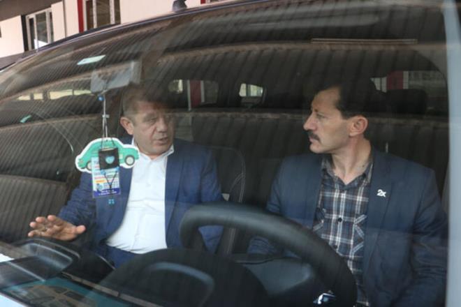 &#8220;ok ciddi cezalar gelecek&#8221;    <br>Baz kiilerin yetki belgesi almadan yllk 3 sat hakk sonrasnda akrabalarnn zerinden ara alp satarak bu ii yrttn belirten Karlk, bu durumun da takibe alnacan belirterek, &#8220;Vatandan 3 araba almaya hakk var. 3 ara alp satyor. 3 arabadan sonra bu kiiler yakn akrabalarnn zerine de ara alp satyorlar. Ama devlet buna msaade etmeyecek artk. Bunlar takip edilecek ok ciddi cezalar da gelecek. Bu ii yapanlara 50 bin TL&#8217;den balayan cezalar verilecek. Biz bunu destekliyoruz. Herkes kendi iini yapsn. Galerici kendi iini yapsn, emlak, berber, manav kendi iini yapsn. Galericilik mesleinin de bir itibar var. Bu ii bilenler yapsn. Devletimizin de bu iin stne gideceinden eminiz. Bu ii yapanlar varsa da bir an nce braksnlar. nk ok ciddi cezalar gelecek. Kimse ceza yiyip can yanmasn. Bu iten vazgesinler&#8221; diye konutu.