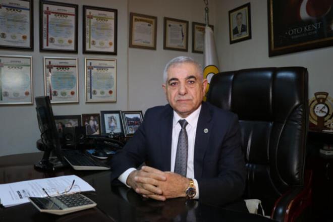 te yandan Ticaret Bakanl tarafndan 8. aya kadar uzatlan yetki belgesi alma zorunluluunu deerlendiren Karlk, &#8220;Herkes galerici. Biz istiyoruz ki bu ii bilenler yapsn. En azndan 2. el ara alacaklar nereden aldklarn bilsin. Biz aracmza garanti veriyoruz. Ama merdiven alt diye tabir ettiimiz insanlar var. Vatanda kendi stne alyor, einin stne alyor, aabeyinin, teyzesinin stne alp bu tr ileri yapanlar var. Bunlara kesinlikle msaade edilmeyecek ve 8. aydan itibaren ustalk belgesi alan, ruhsat olan, yetki belgesi olan galeriler bu ii yapacak. Dardan tanmadn bir kiiden ara aldn zaman ileride sorunlar kyor, skntlar yaanyor. Vatandalar muhatap bulamyor&#8221; dedi.