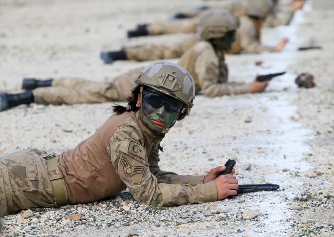 Gerei aratmayan meskun mahal, szma gibi tatbikatlar da baaryla icra eden kadn komandolarn yakn dv hareketleri ise eitmenlerin takdirini kazand.