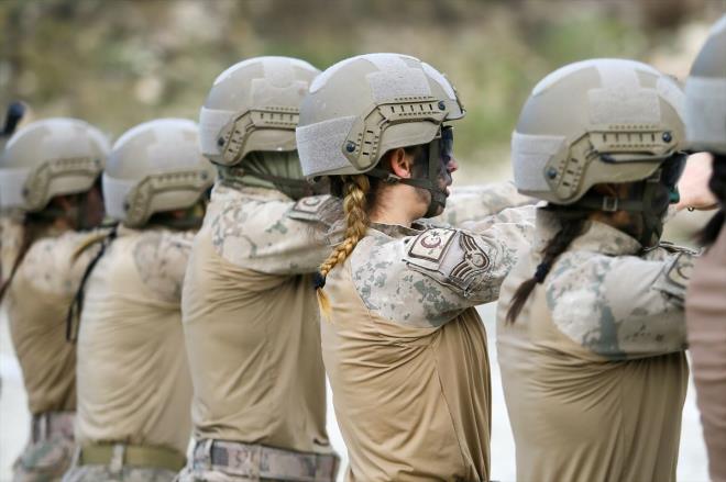 "Her zaman hazr olacaz"<br>    Jandarma Astsubay avu Su Yldz ise kadn komando astsubaylar olarak bayran dalgaland her yerde grev almak iin hazr olduklarn syledi. Yldz, 20 hafta sren eitimlerin ardndan gnll astsubay arkadalaryla mavi bereyi ve brveleri takacak olmann heyecann yaadn vurgulayarak, yle konutu: