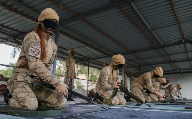 Gnler sren alk ve zorlu iklim koullaryla mcadele   <br>  Grdkleri zorlu eitimin ardndan, i gvenlik harekatlarnda ve her trl sava ortamnda grev yapabilecek standartlara gelen kadn astsubaylar, zor koullarda ortaya koyduklar stn performanslarla dikkati ekti.