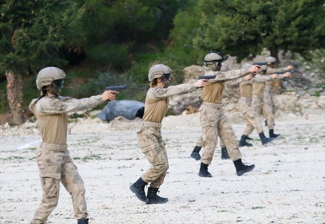 "Buradaki ar eitimlerde sadece birer komando olarak yetimedik ayn zamanda bizlere verilecek operasyonel birliklerin sevk ve idaresini renip taktik ve teknik bilgiler ile donatldk. Amacmz her trl arazi koullarnda ve iklim artlarnda mcadele ederek grevimizi icra etmek ve terrle mcadele kapsamnda sahada aktif olarak grev almaktr. Buras bizlere z gven alad gibi sabr, tahamml ve feragati de yaayarak rendik. Eitimlerimiz normalin ok zerinde ve zor ama bizler her gn ayn inan ve inatla balyoruz. Bizlere ne tr grevler verilirse verilsin vazifemizi yapmaya her zaman hazr olacaz."