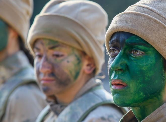 "Babama, bunun cinsiyet deil yrek ii olduunu gstermek istedim"   <br>  Mezuniyetin ardndan birliklerine dnp grevlerini hakkyla icra edecek olmann gururunu yaayan ve her biri farkl hikayeye sahip kadn komandolar, duygularn AA muhabirine anlatt. andarma Astsubay avu Merve etin, buradaki dier kadn astsubaylar gibi zorlu bir eitimden geeceklerini bilerek gnll olduunu dile getirdi. etin, unlar kaydetti: