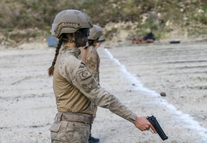 Komandolardan Ayenur Klal ve Sema Bekdemir de Trk kadnnn damarlarndaki asil kandan ald g ve kudretle neler yapabileceini gstermek iin komando olmaya karar verdiklerini dile getirdiler.