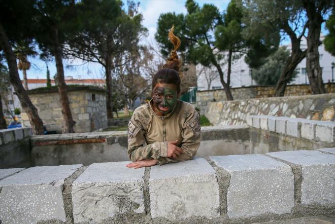 Dosta gven, dmana korku salan grntleriyle dikkati eken Trkiye'nin ilk kadn komando astsubaylar, tim komutan olarak kendilerine verilecek zorlu ve kritik grevleri bekliyor.
