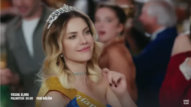 Dizideki yaprak dkm Tuvana Trkay ile snrl kalmad. Neslihan Yeilyurt'un ynetmen koltuunda oturduu, usta yapmc Fatih Aksoy imzal Yasak Elma dizisinde nmzdeki blmlerde srpriz bir ayrlk yaanacak.