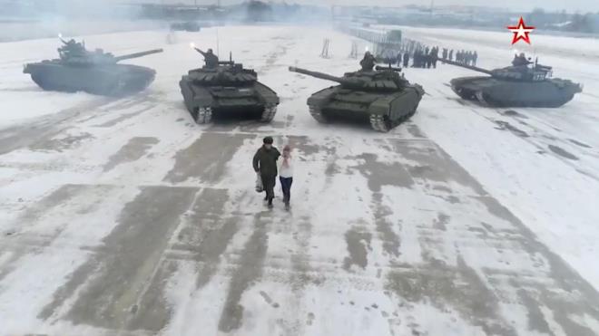 Gen askerin &#8216;tankl teklifi&#8217; ile ilgili grntler Rus ordu kanal Zvezda tarafndan yaynland. Gen kadnn kalp eklinin ortasna yrd srada gzn kapatt grld.