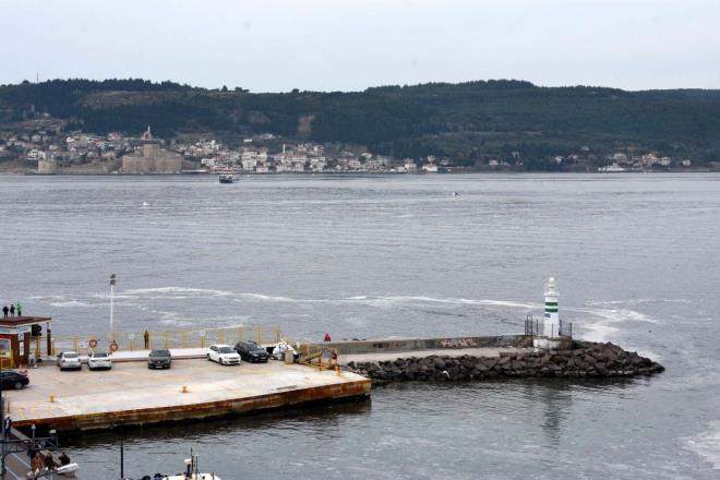 Denizanalarnn ldkten sonra sv hale gelerek erimesi sonucu bu grntnn ortaya ktn ifade eden balk Vahit Ank, "Havalarn bir anda soumas sonucu her zaman bu tr grnt yaanr. Denizanalar birdenbire havalar souyunca su haline dnyor. Kpk gibi bu hale geliyor. Bu tabaka ve grntnn kirlilikle ilgisi yok" diye konutu.
