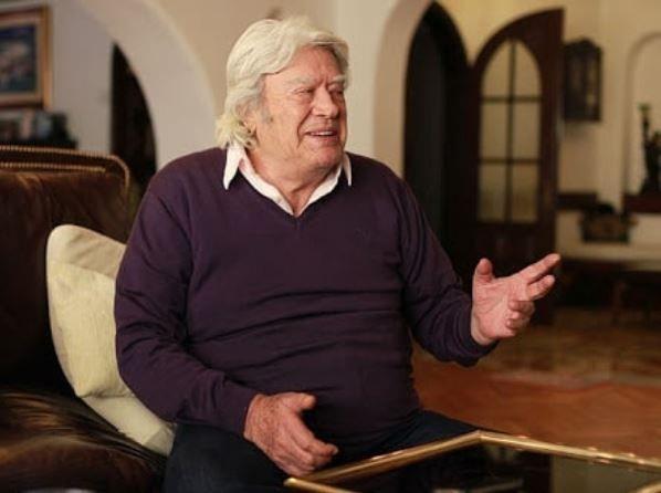 Askerliini bitirdikten sonra Adana ve civarnda doktorluk yapan Cneyt Arkn, 1963 ylnda Artist dergisinin yarmasnda birinci oldu. Bir sre i arayan Cneyt Arkn, 1963'te Halit Refi'in teklifiyle sinema oyunculuuna balad ve 2 yl iinde en az 30 film evirdi.