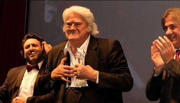 1964 ylnda oynad Gurbet Kular filminin finalindeki kavga sahnesi, Arkn'n kariyerinde bir krlma noktas oldu. Bir sre daha duygusal-romantik jn karakterlerini canlandrdktan sonra yine Halit Refi'in nerisiyle aksiyon filmlerine yneldi.