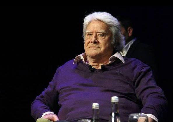 Memleketi Eskiehir'de, yedek subay olarak askerliini yaparken, Gksel Arsoy'un barol oynad afak Bekileri filminin ekimleri srasnda ynetmen Halit Refi'in dikkatini ekti.