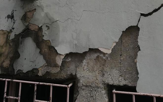 STANBUL'da byk deprem beklenirken, hastanelerden gelen haberler i karartyor. Deprem bekleyen stanbul'da hastanelerin hali iler acs. Duvarlar atlak, kolonlar krk. Hayati neme sahip en nemli salk makineleri bodrum katlarnda tutuluyor. 26 Eyll Silivri merkezli 5.8'lik depremde stanbul niversitesi apa kampsndeki apa Di Hekimlii Fakltesi binas ar hasar alm ve boaltlarak yklmt. Birok hastanenin durumunun apa Di Hekimlii ile ayn olduu iddia edildi.