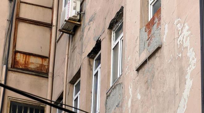 Cerrahpaa Hastanesi  <br>  ocuk acil girii her an yklacak gibi duruyor. Binada yllardr herhangi bir onarm yaplmad.