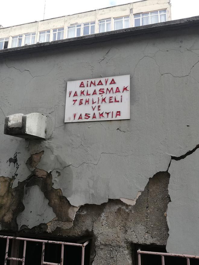 Haydarpaa Numune<br>  Duvarlar her an yklacak gibi. atlaklar dikkat ekiyor. Ortopedi Blm'nn hali iler acs. Her ey ok eski ve yklacak gibi.