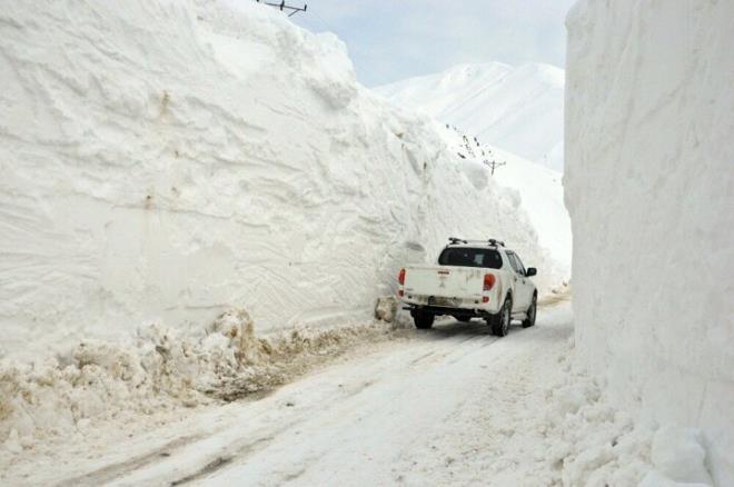6 metreyi geen karda glkle ilerleyen ekipler,  tehlikesine ramen almalarna devam ediyor.