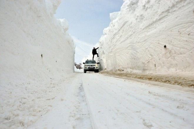 lenin yksek kesimlerinde yaayan vatandalarn madur olmamas iin gece gndz youn bir alma yrten ekiplerin at yollar ise tnelleri andrd.