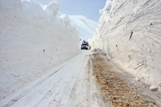 Yolu kullanan vatandalar ise blgede fotoraf ekmeyi ihmal etmiyor.