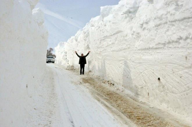 Hakkari&#8217;nin Yksekova ilesinde youn kar ya ve tipiye ramen yollar alrken blgede kar kalnl 6 metreyi geti.