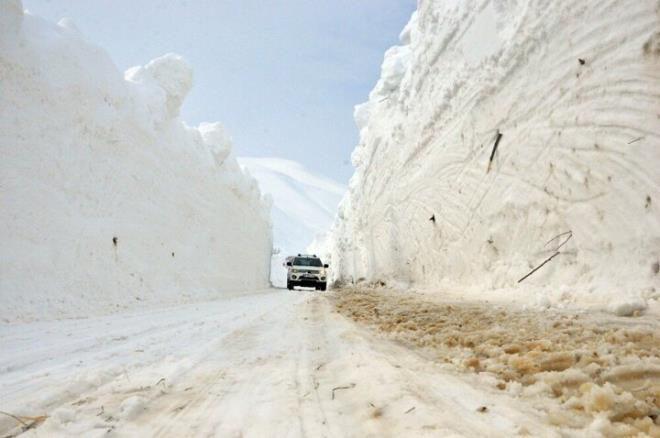 6 metreyi aan kar tnelleri grenleri artrken, blgede yaayan vatandalar almalardan dolay ekiplere teekkr etti.
