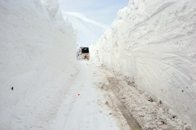 le merkezine 40 kilometre uzaklktaki Onbalar ky amdal mezrasnn yolu, youn kar ya ve tipi nedeniyle ulama kapand.