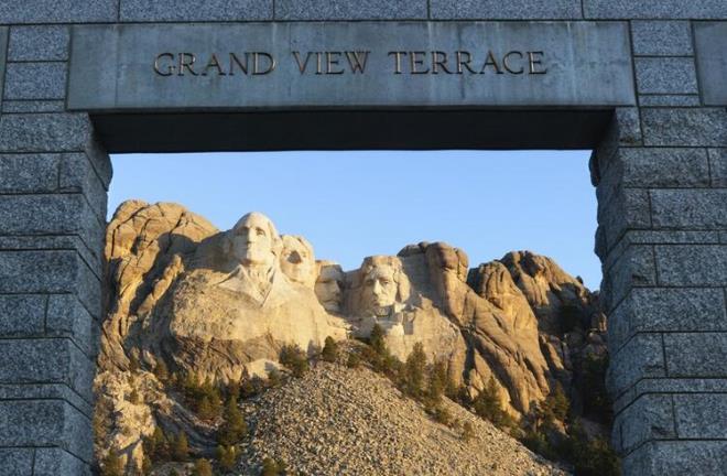 Bu antlar Amerika Birleik Devletleri'nin drt bakann gsteren dev heykellerden oluuyor.