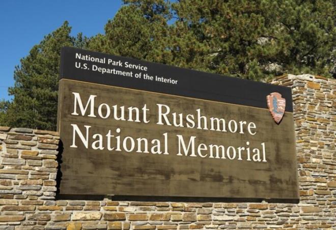 Yalnz Amerikan bakanlarnn daa yaplm heykellerinden oluan Rushmore Da'nn iinde gizli bir oda bulunuyor.