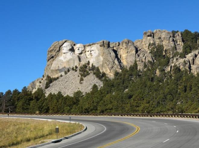 Heykellerin her birinin ykseklii 18-20 metre olup ok uzaktan grlebilmekte&#8230;