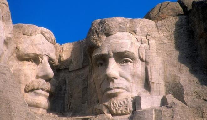 Aslnda bakanlarn yanna beinci bir kiinin de heykelini yapacakt ancak ok karmak olduu iin bundan vazgemek zorunda kald.