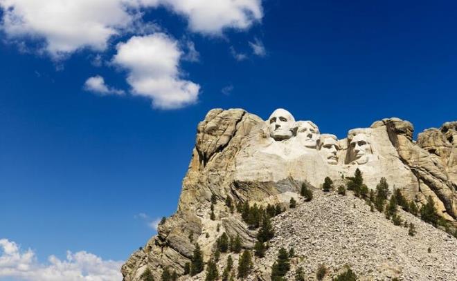 Ant, heykeltra John Gutzon Borglum'un ve olunun eseri. Heykellerin yapmna 1936'da oluyla birlikte sert granitleri yontarak balayan Borglum eserini 14 ylda tamamlad.