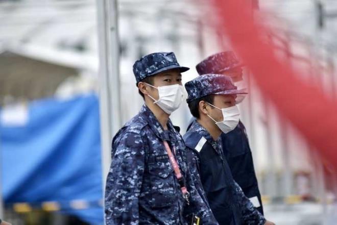 Bu sektrler tek tek incelendiinde ise ne kanlar arasnda kahve sektr, giyim sektr ve otomotiv sektr yer alyor. rnek vermek gerekirse kahve zinciri Starbucks, koronavirs salgn nedeniyle in'de 2 binden fazla ubesini bir sreliine kapatma karar almt. Giyim sektrne bakldnda ise H&M, in'de bulunan 520 maazasndan 334`n koronavirs salgn nedeniyle geici olarak kapattn duyurmutu. Otomotiv sektrnde de ok sayda marka blgede yer alan retimine ara verdiklerini aklamt.