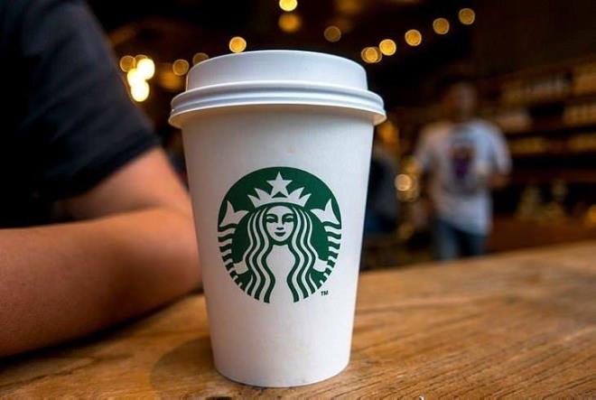 STARBUCKS    Kahve zinciri Starbucks, korona virs salgn nedeniyle in'de 2 binden fazla ubesini bir sreliine kapatma ve ak olan ubelerde al-kapan saatlerini yeniden dzenleme karar almt.    Starbucks'n ABD dndaki en byk pazar olan in'de 4300 kahve dkkan bulunuyor. in'de yapt satlar Starbucks'n global cirosunun yzde 10'unu oluturuyor.